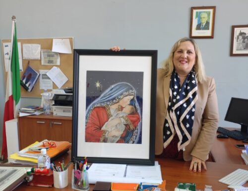 La sig.ra Janine di Sainte Sigolene regala un quadro della Madonna alla scuola